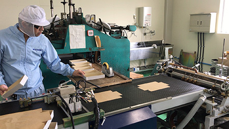 半自動貼箱機01