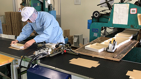 半自動貼箱機02